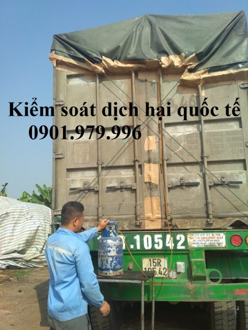 Khử trùng hàng hóa trên xe tải
